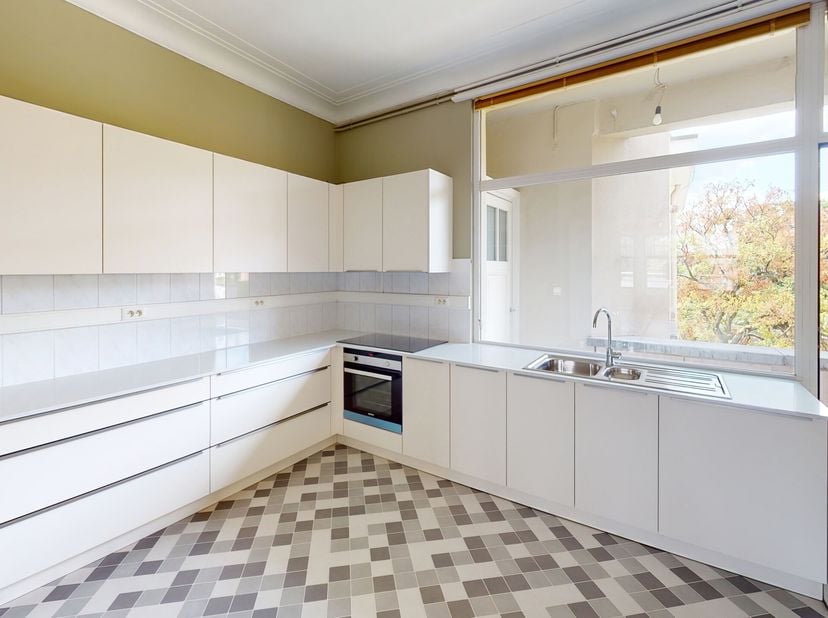 Dit ruime Art-deco appartement van ca. 144 ² bevindt zich vlakbij de uitvalswegen, op wandelafstand van het Koning Albertpark en Station Antwerpen-Ber