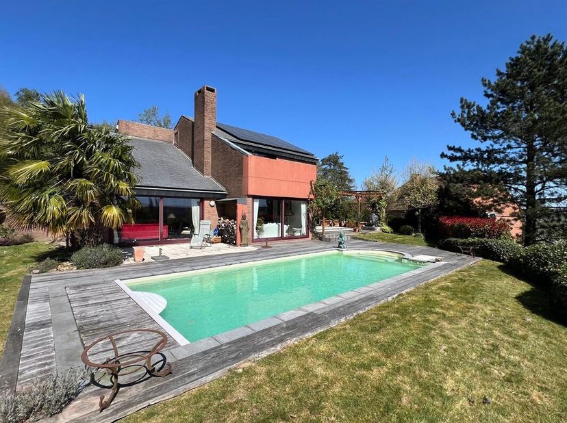 BONNIVERS-2D a le plaisir de vous présenter une magnifique villa de 180m² reprenant 3 chambres, sise dans le très agréable quartier du Bercuit, à Grez