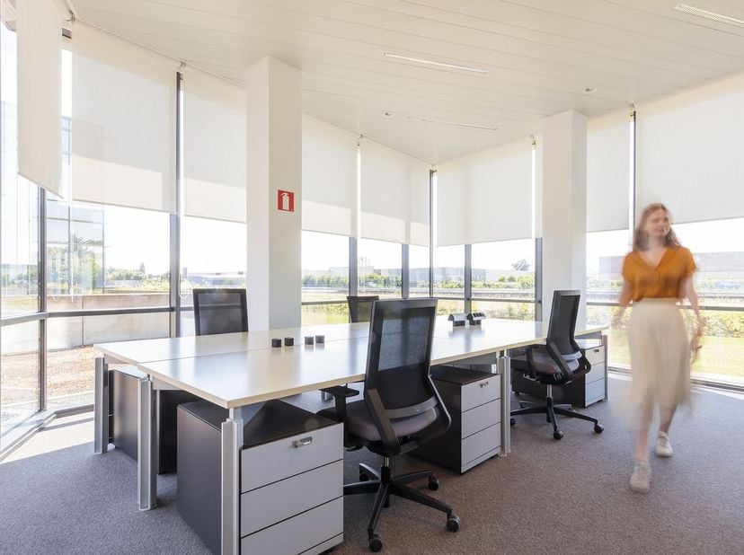Fenomenaal gelegen kantoorruimte van 51 m² (8 werkplaatsen) te huur, langs én met visibiliteit van de E40 te Aalst. De high-end kantoren zijn all incl