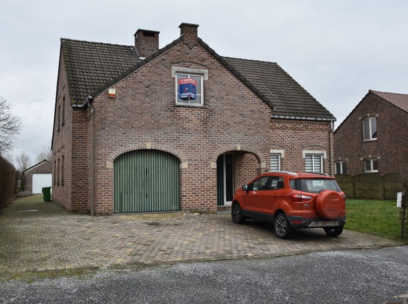 Ruime villa met volgende eigenschappen:&lt;br /&gt;
&lt;br /&gt;
° snelle verbinding met E40 en het centrum van Tongeren&lt;br /&gt;
° gunstig gelegen in het pittoreske