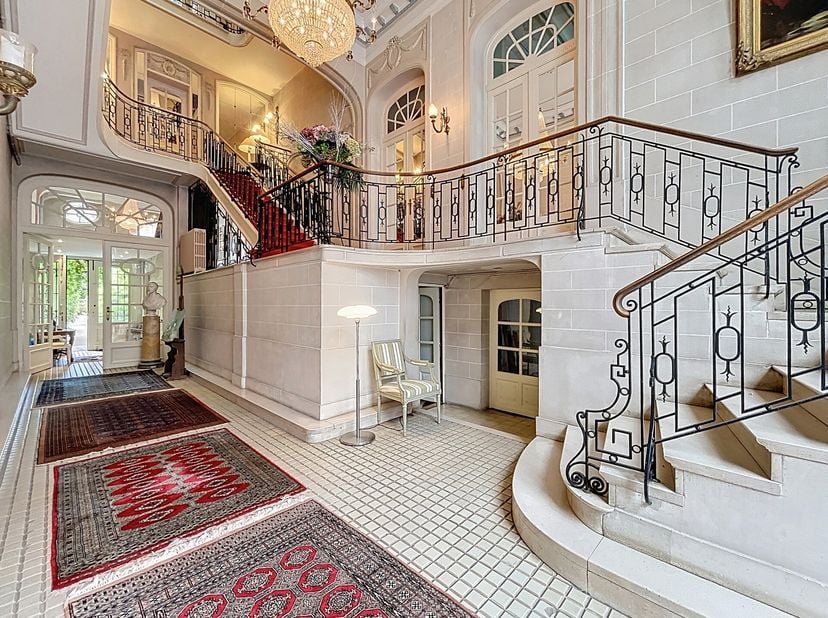 À proximité de Montgomery et de l&#039;avenue de Tervueren, dans une rue calme à sens unique, au 2E étage dun hôtel particulier, superbe appartement MEUBLÉ