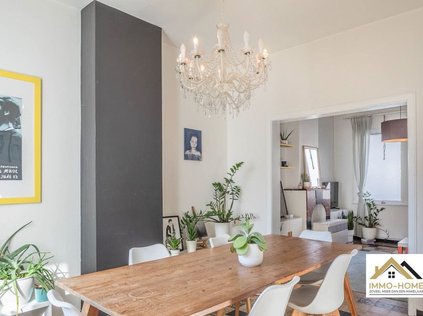 Deze charmante rijwoning bevindt zich in een rustige straat en gezellige buurt in Gentbrugge, op korte afstand van het centrum van Gent. Via de inkomh