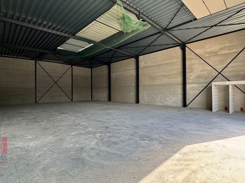 Unité PME nouvellement construite d&#039;une superficie de 338 m² à louer, très bien située à proximité de la très animée Assesteenweg, avec un accès facil