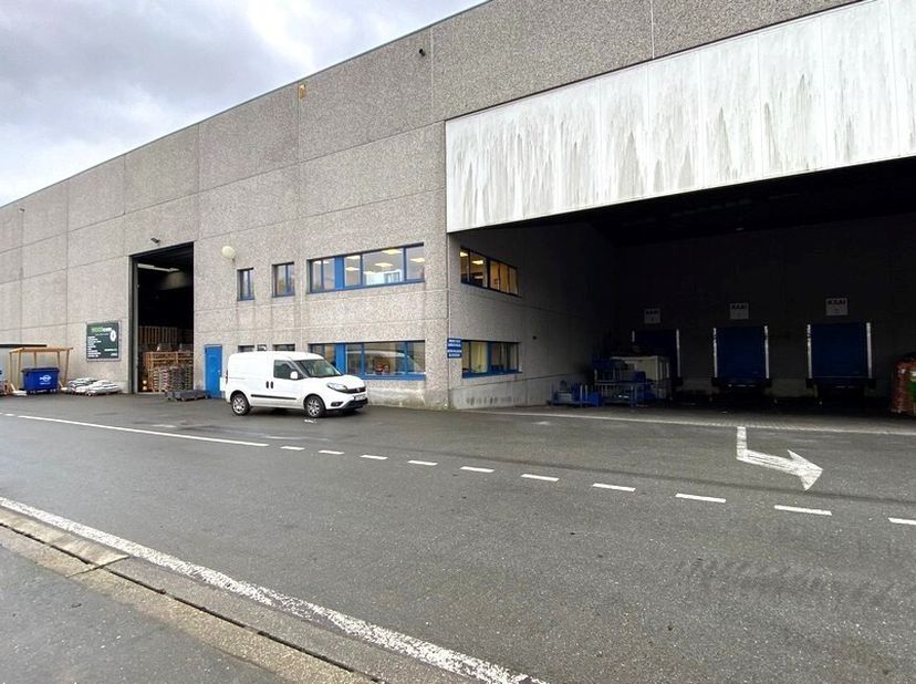 Entrepôt de 2500m² avec 500m² de quai de chargement, 350m² de auvent couvert et 120m² de bureau, et 6 places de parking&lt;br /&gt;
Emplacement : accès faci