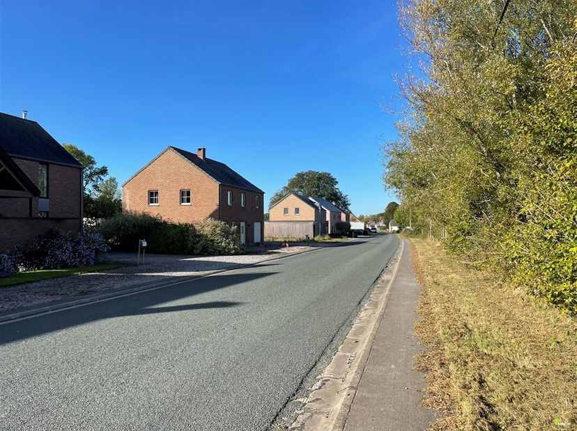Vlakbij de Frans-Belgische grens, ter hoogte van Chimay, vinden we deze grond met een totale grondoppervlakte van 4.268m² en een breedte van 21m. &lt;br