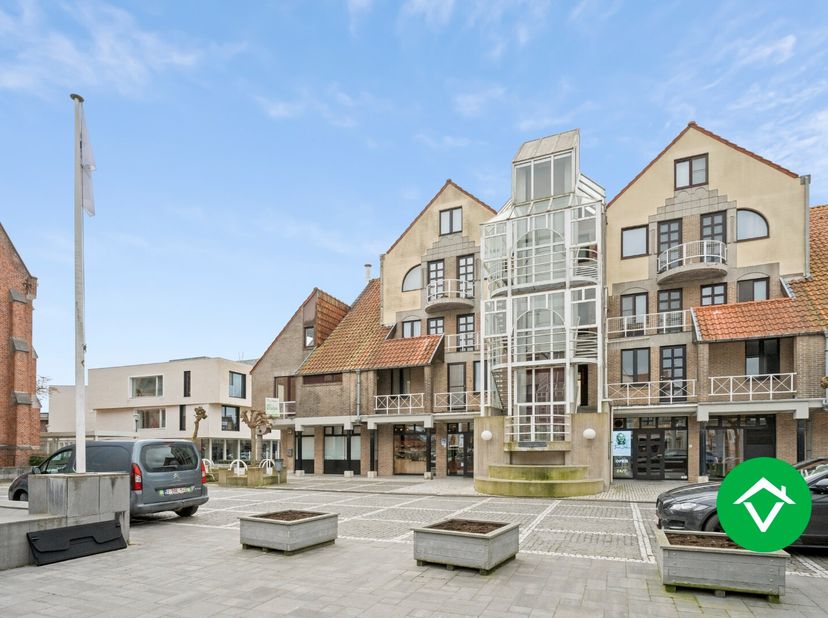 Dit duplex appartement is gelegen in het centrum van Koekelare dichtbij tal van voorzieningen op wandelafstand.&lt;br /&gt;
Dit appartement heeft een bewoon