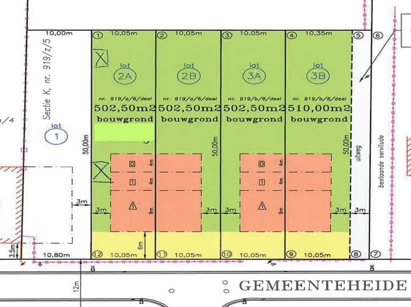 Rustig gelegen perceel bouwgrond voor halfopen bebouwing met een oppervlakte van 5 a 03 ca.&lt;br /&gt;
De bouwgrond heeft een straatbreedte van 10,05 meter
