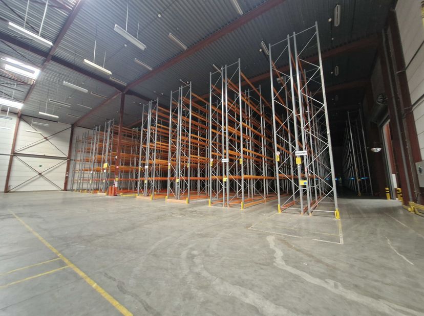 Situé dans le Parc de Gastuche, Chaussée de Wavre 504, cet entrepôt de qualité construit en 2002 offre une superficie de 2.875 m² avec une hauteur lib