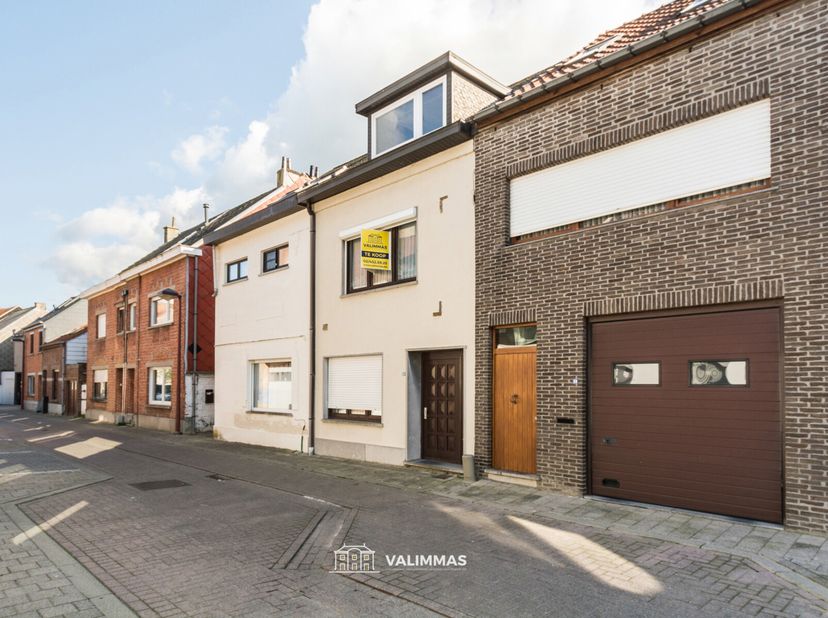 VALIMMAS verkoopt in het centrum van Opwijk deze knusse, verzorgde en zeer welgelegen rijwoning met mooie tuin, op 3 are, en perfect georiënteerd naar