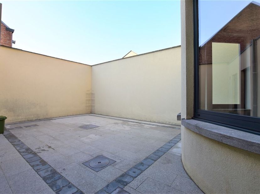 Handelszaak met 5 appartementen in centrum Lebbeke&lt;br /&gt;
Dit gebouw bestaande uit een handelsland op het gelijkvloers en nog 5 appartementen, gelegen