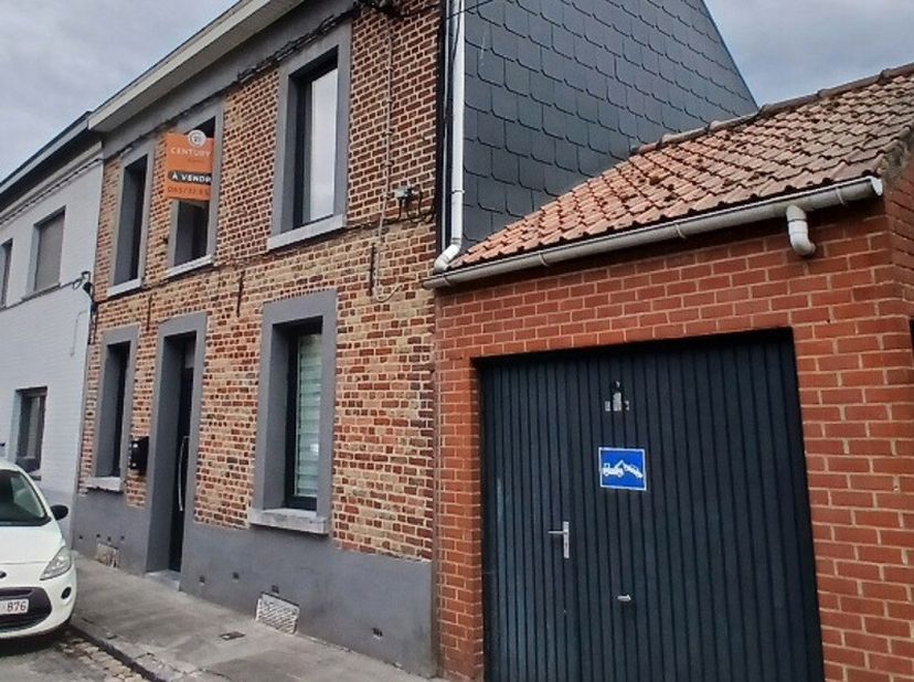 Idéale pour premier achat ou investissement ! Située dans une rue calme, à faible passage, maison 3 façades, en très bon état, composée de : séjour, s