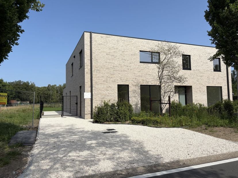 - Volledig afgewerkt (materialen zijn onze keuze of te overleggen indien aangekocht wordt voor bestelling materialen)&lt;br /&gt;
- Inclusief kwalitatief ru