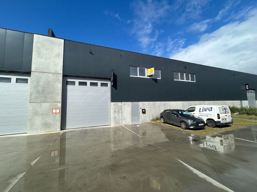 Ontdek deze recente KMO-unit van 324 m² met een 72 m² mezzanine, ideaal gelegen in Mariakerke, naast BPOST en BOELS, langs de Industrieweg en vlot ber