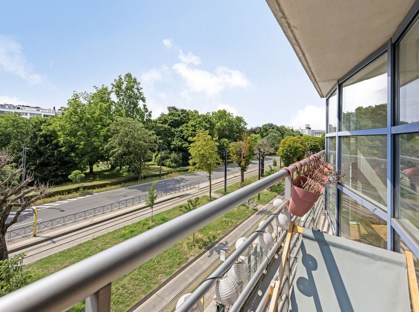 Cet appartement spacieux avec trois chambres, un espace de vie ouvert et une vue magnifique sur le South Park bénéficie d&#039;un excellent emplacement prè