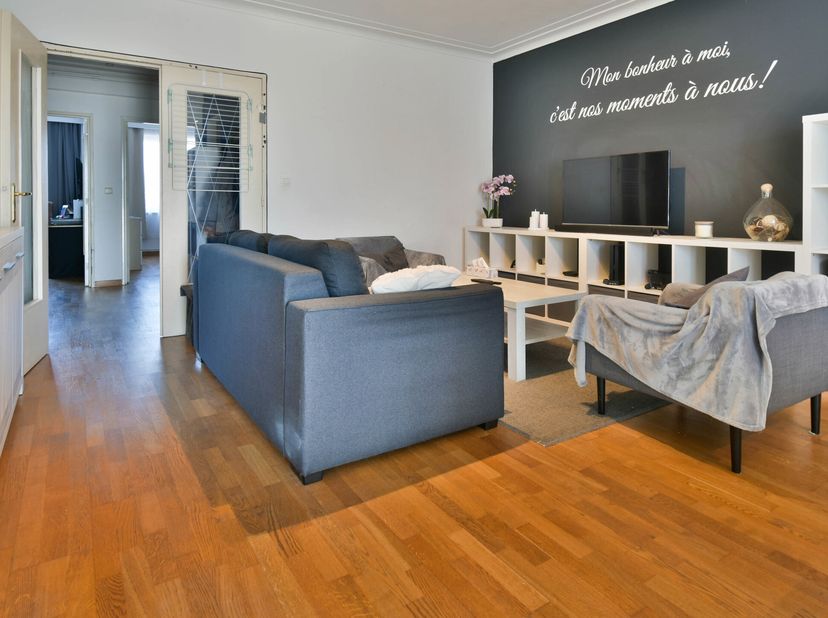 TRIOR Jette vous propose à proximité immédiate du Shopping Basilix, ce charmant appartement lumineux situé au 4ème étage /7 , comprenant : hall d&#039;entr