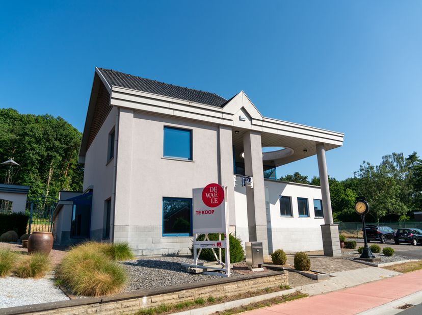 Découvrez cet immeuble de bureaux unique situé au numéro 114 de Zelemsebaan à Meldert. Construit à l&#039;origine en 1939 et entièrement rénové en 1992, ce
