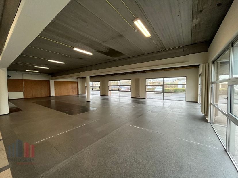 Deze multifunctionele ruimte biedt tal van mogelijkheden, of het nu gaat om opslag, showroom of kantoorruimte. Met oppervlaktes van 363 m² tot 704 m²,