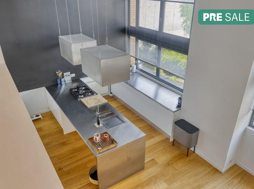 Unieke loft van ± 190 m² met karakter&lt;br /&gt;
Welkom in deze verborgen parel in het bruisende centrum van Jette. Deze uitzonderlijke lichtrijke loft van