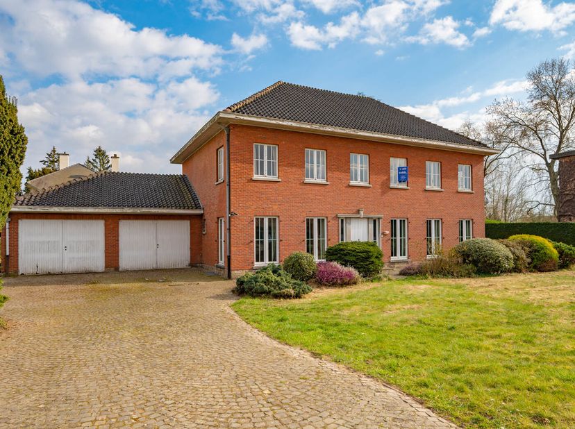 STIJLVOLLE VILLA &lt;br /&gt;
 &lt;br /&gt;
Stijlvolle villa met oprit, dubbele garage en voor- en achtertuin, gekadastreerd sectie A nummer 0105K6P0000, groot 16