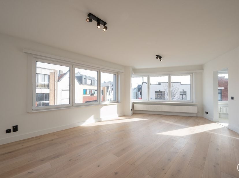 Ruim hoekappartement gelegen nabij de Lippenslaan, het station en Duinenwater.&lt;br /&gt;
Indeling: inkomhall, ruime leefruimte met halfopen keuken voorzie