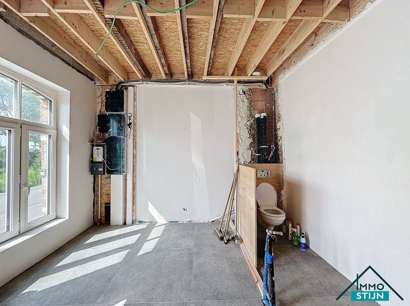 Ontdek de unieke kans om uw droomhuis te creëren op de grens van Blankenberge met Zeebrugge. Deze woning biedt een veelbelovende basis de afwerking na