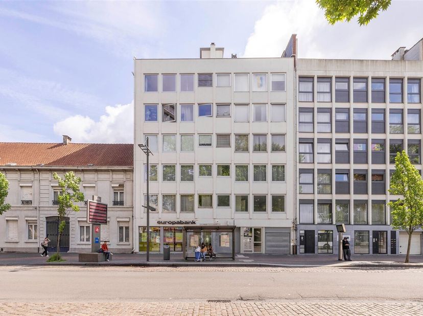 Ruim dakappartement met 2 slaapkamers, 2 badkamers, terras en garage&lt;br /&gt;
Ligging:&lt;br /&gt;
Het ruime penthouse gelegen op de Bist 157 bevindt zich op e
