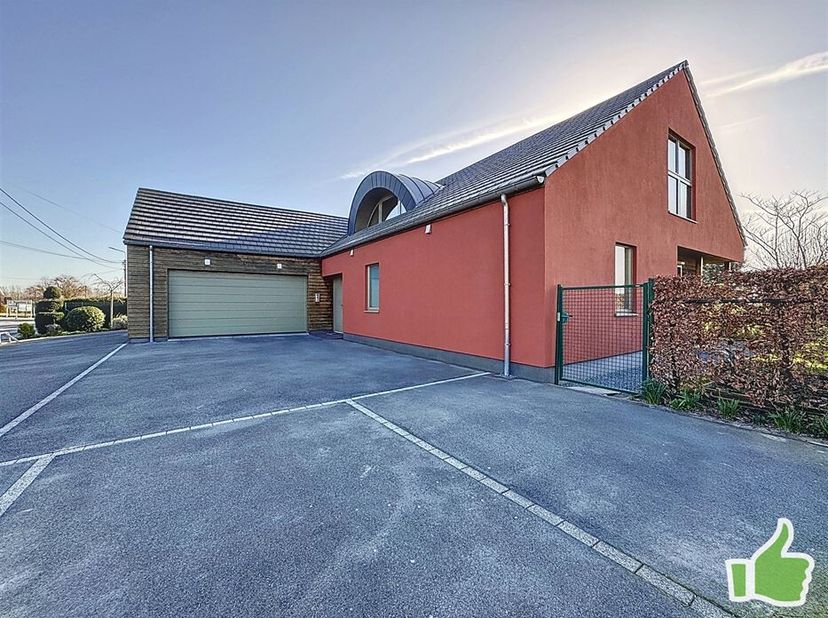 Nichée dans un cadre bucolique tout en restant proche des commodités, cette maison individuelle de 2010 offre un cadre de vie paisible. Véritable bijo