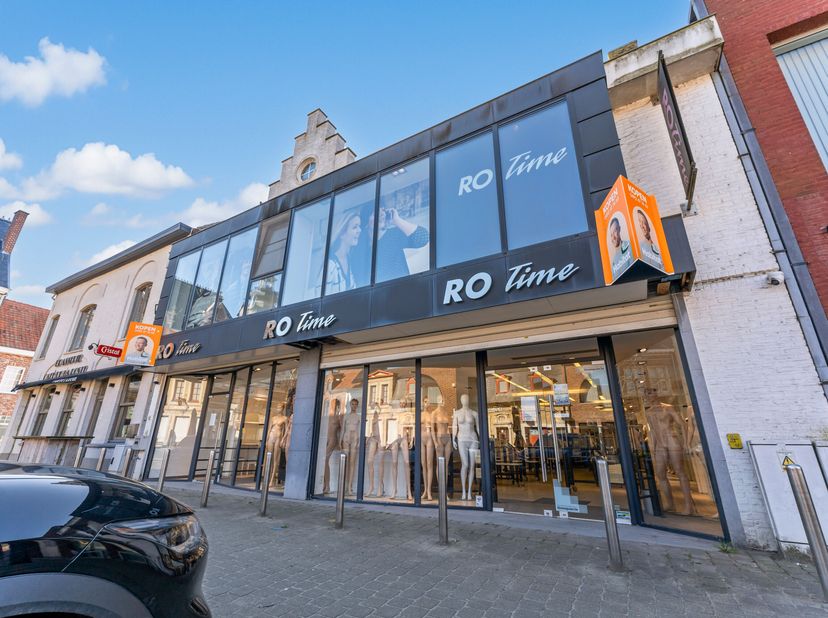 Ruim handelspand met opslagplaats, een inrit voor wagens en prachtig ruim appartement zoekt nieuwe eigenaars in hartje Dadizele!&lt;br /&gt;
We betreden het