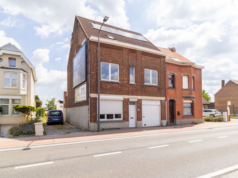 In het hart van Nossegem (Zaventem), op een steenworp van Leuven en Brussel, wacht deze ruime en karaktervolle woning van circa 270 m² op haar nieuwe