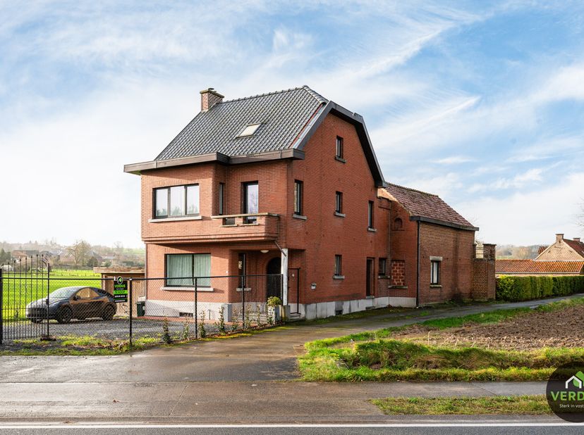Woning gelegen Steenweg 4 te Parike (Brakel), een troef aan dit pand is het ruime zonnige perceel van maar liefst 2600m². Deze is voorzien van een reg