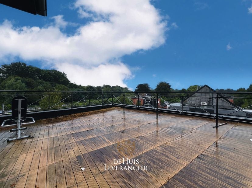 U zoekt een CENTRAAL gelegen appartement met een GROOT terras én een lift? Kom dan kijken naar deze INSTAPKLARE penthouse die u ongetwijfeld zal bekor