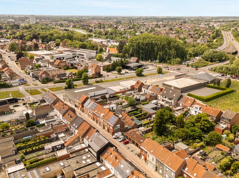 Ce terrain à bâtir spacieux et bien situé (lot 1) de 399 m². POINTS FORTS: Superficie totale : 399 m², idéal pour une maison familiale ou un projet de