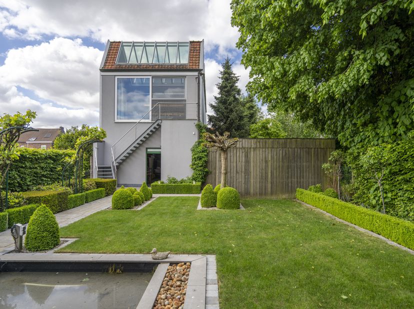 INDELING: &lt;br /&gt;
Gelijkvloers: &lt;br /&gt;
- ruime en hoge garage/atelier (plaats voor meerdere wagens of andere gebruiksmogelijkheden)&lt;br /&gt;
- inkomhal me