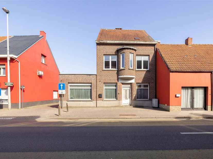 Zeer ruime te renoveren 6 slpk. woning met tuin&lt;br /&gt;
Ligging: Gelegen in het centrum van Lille met alle faciliteiten(winkels, openbaar vervoer, schol