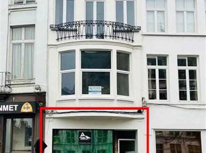 Découvrez cet espace commercial unique stratégiquement situé dans le centre animé de Malines. Cette propriété offre une excellente visibilité et acces