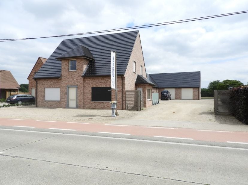 Recente multifunctionele eigendom (wonen en werken) op 1.731 m² grond met veel parkeergelegenheid.&lt;br /&gt;
Deze eigendom heeft heel veel potentieel voor