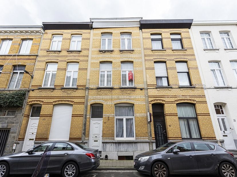 GOED GELEGEN WONING &lt;br /&gt;
 &lt;br /&gt;
Indeling:  &lt;br /&gt;
- gelijkvloers: traphal, living, keuken, badkamer en koer;  &lt;br /&gt;
- 1e verdieping: 2 slaapkamers