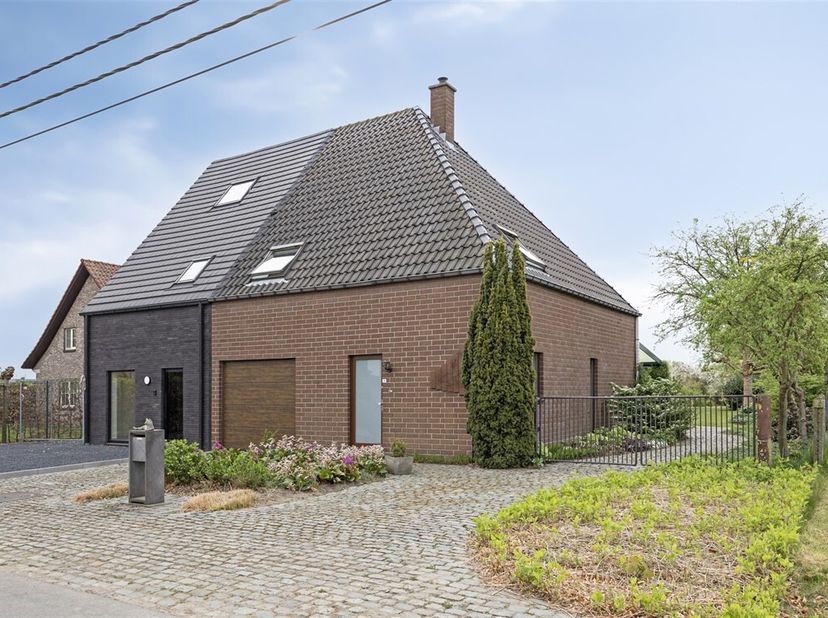 Welkom in deze prachtige, energiezuinige woning waar comfort en natuur harmonieus samensmelten. Deze ruime woning beschikt over 4 slaapkamers, bureau