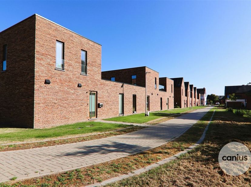 RECENTE WONING MET 3 SLKS NABIJ HET STADSCENTRUM&lt;br /&gt;
Nabij het stadscentrum van Sint-Truiden treffen wij deze recente halfopen bebouwing aan gelegen