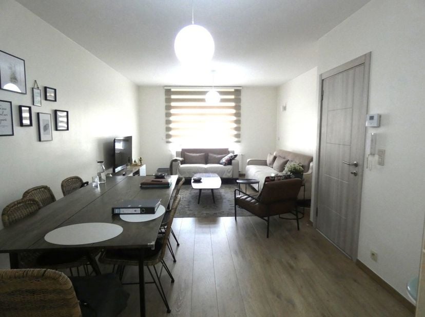 Découvrez cette magnifique grande maison bifamiliale (deux duplex, surface habitable totale de plus de 200 m²), idéalement située à proximité de toute