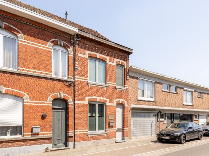 Welkom in deze unieke, met oog voor detail ingerichte woning, waar architecturale intelligentie en praktische indeling hand in hand gaan. De binnenhui