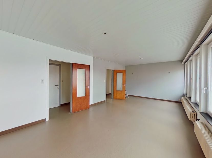 Bel appartement situé sur la grand place d&#039;Ath qui se compose comme suit : un hall d&#039;entrée, un séjour, une cuisine équipée (taques au gaz, four, lave