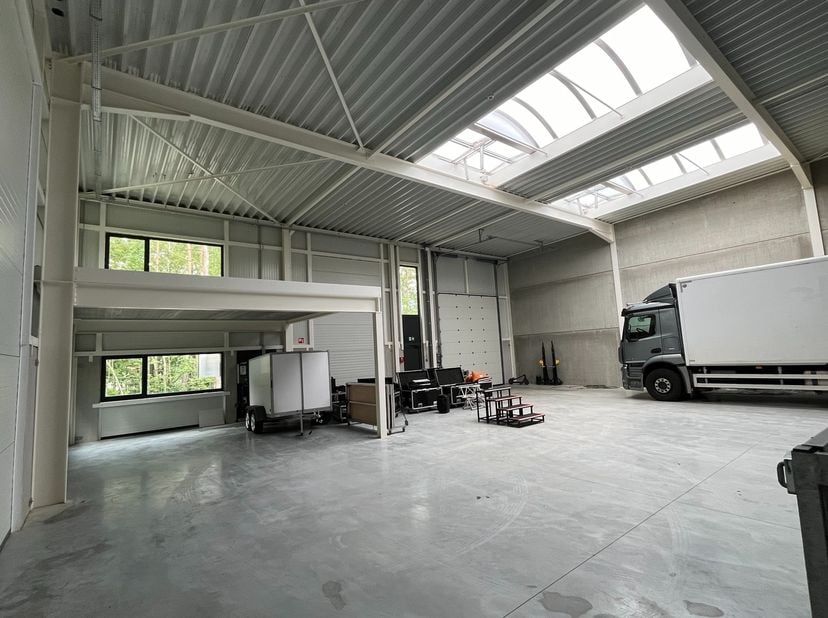 KMO-unit E06 heeft een grondoppervlakte van 324m² met een extra mezzanine van 34m² die kan dienen als kantoorruimte. De KMO-unit is gelegen in het nie