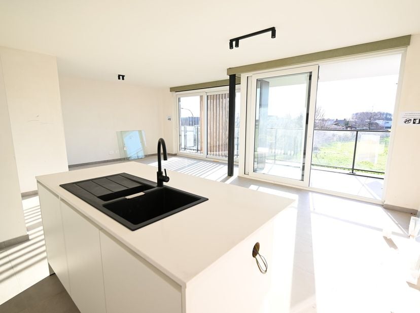 Dit VERRASSEND RUIM (94m²) appartement situeert zich op de 2de verdieping in een NIEUWE RESIDENTIE, van hieruit heeft u SCHITTEREND OPEN UITZICHT OP D