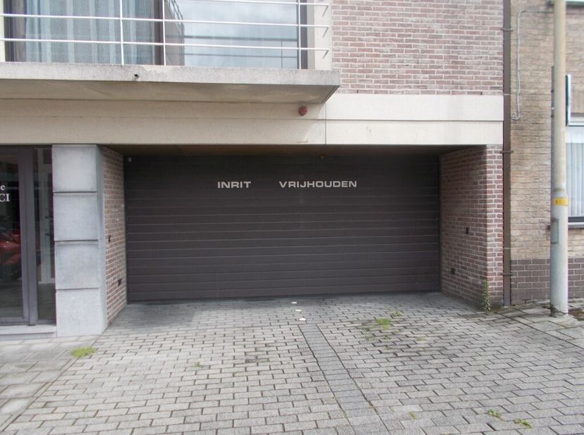 Ondergrondse autostandplaats geleden in residentie Da Vinci.&lt;br /&gt;
Beschikbaar in overleg.&lt;br /&gt;
Huurprijs: 50 euro/maand&lt;br /&gt;
Contactpersoon: wim@ad