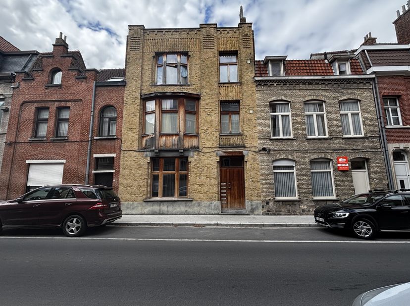 Appartement très spacieux (128 m²) au rez-de-chaussée avec 2 chambres, garage double et terrasse ensoleillée! &lt;br /&gt;
MISE EN PAGE:&lt;br /&gt;
Rez-de-chauss