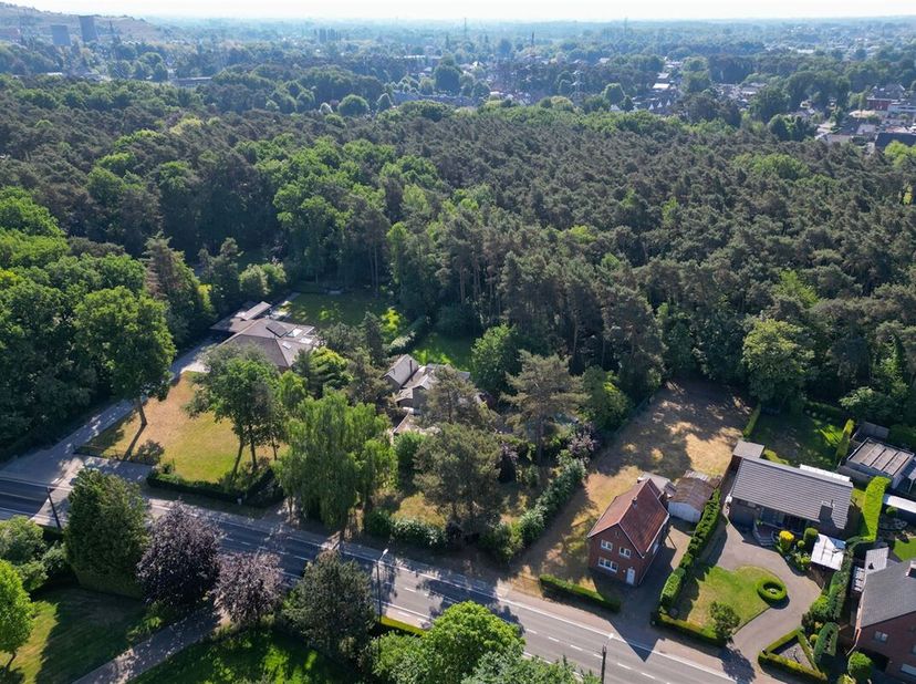 Gunstig gelegen projectgrond voor 4 halfopen bebouwingen - reeds goedgekeurde verkavelingsvergunning&lt;br /&gt;
Omgeving:&lt;br /&gt;
+ Zeer goede en centrale li