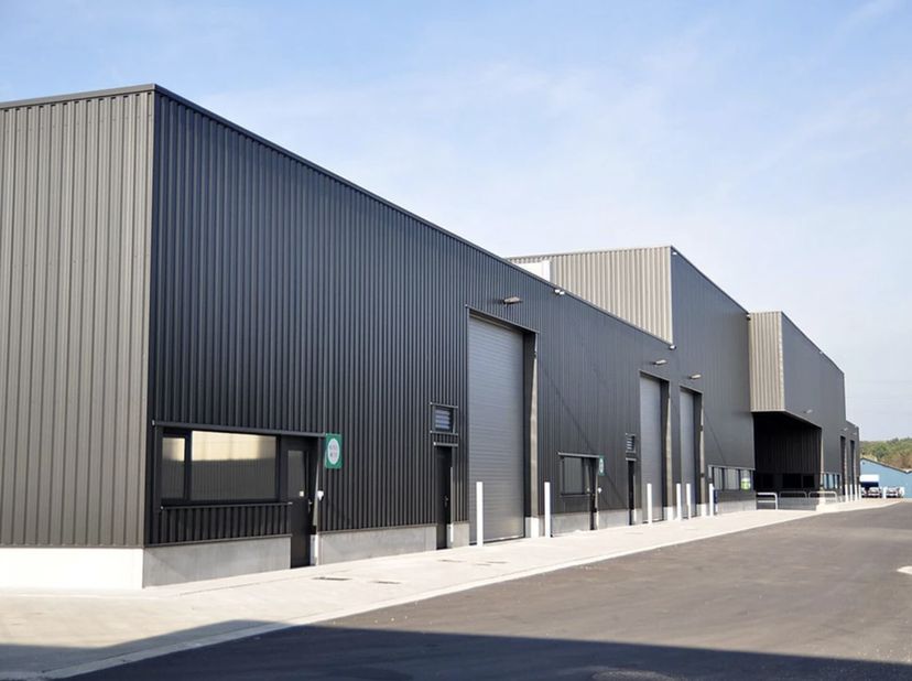 Gelegen op het bedrijventerrein aan Delften 23 in Malle, provincie Antwerpen, bieden wij een magazijn van circa 188 m² te huur aan. Deze locatie langs