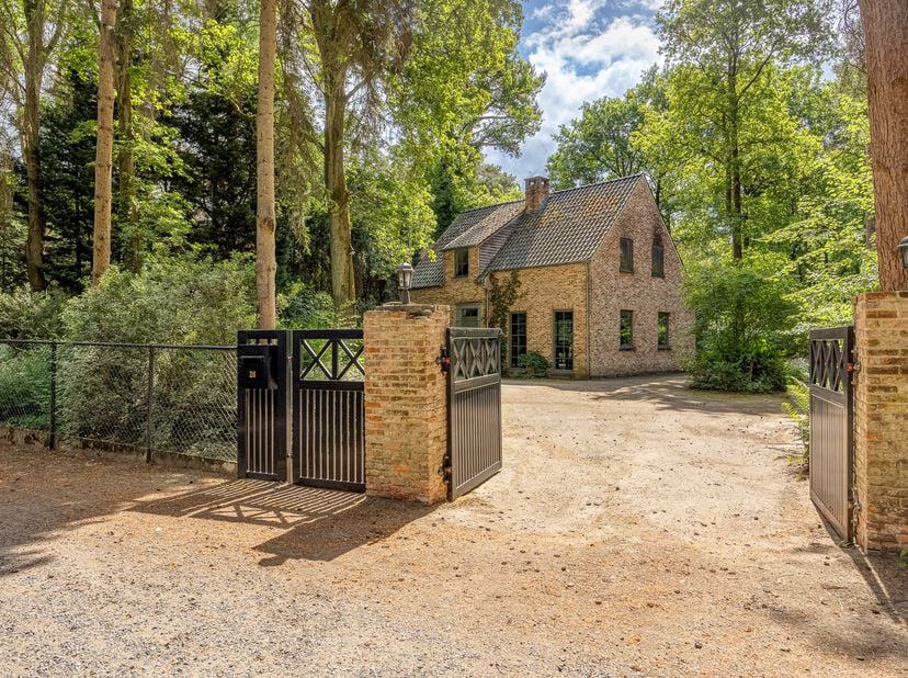 Gezinswoning in het groen met grote tuin van 2.800 m&amp;sup2;&lt;br /&gt;
Waarom jij hier wilt wonen?&lt;br /&gt;
&lt;br /&gt;
Woonoppervlakte: 160 m&amp;sup2;&lt;br /&gt;
Grond