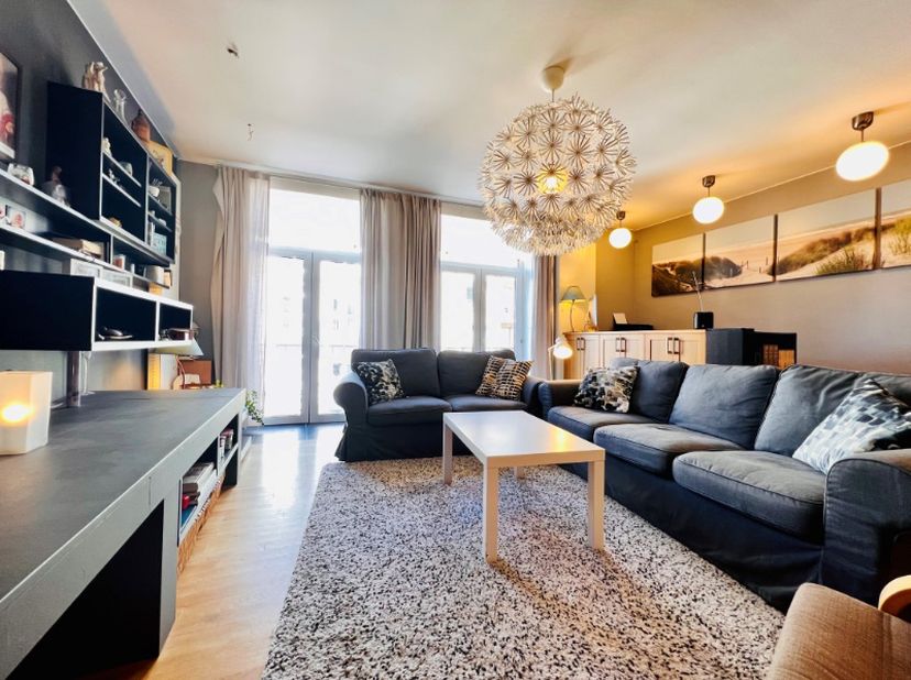 Ce duplex extrêmement spacieux (166m²) est situé dans le cœur central de Wenduine et se trouve au 2ème et 3ème étage d&#039;une petite résidence sans ascen